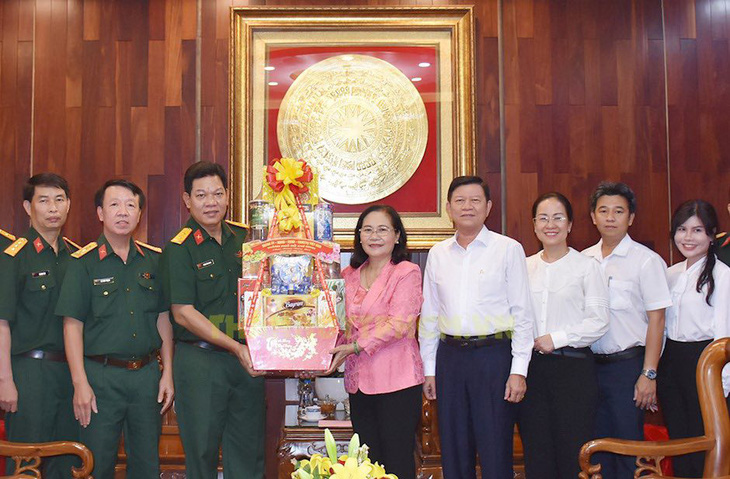 Bà Nguyễn Thị Lệ tặng quà cho tập thể Đoàn An ninh 2 - Ảnh: Thành ủy TP.HCM