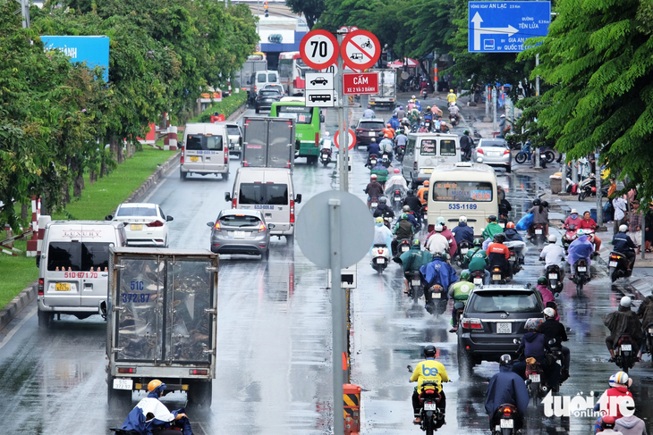Đường Kinh Dương Vương (đoạn từ số nhà 466-486, quận Bình Tân) là một điểm đen tai nạn giao thông mới phát sinh. Theo ghi nhận của phóng viên, đây là khu vực ngã ba khá phức tạp, lại nằm gần bến xe, chợ... nên lượng xe đông đúc, dễ xảy ra tai nạn giao thông - Ảnh: PHƯƠNG NHI