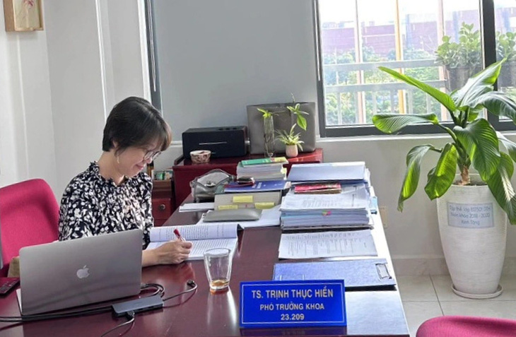 TS Trịnh Thục Hiền hiện là giảng viên, phó trưởng khoa Luật kinh tế tại Trường đại học Kinh tế  - Luật (Đại học Quốc gia TP.HCM) - Ảnh: NVCC