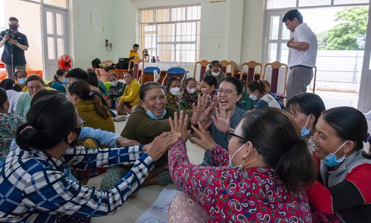 TS Trịnh Thục Hiền giao lưu cùng những người phụ nữ thuộc hộ nghèo tại huyện Cần Giờ, TP.HCM - Ảnh: NVCC