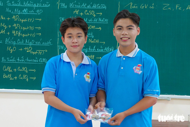Tín (trái) và Phúc - học sinh Trường THPT chuyên Huỳnh Mẫn Đạt (TP Rạch Giá, Kiên Giang) đã nghiên cứu và biến rác thải nhựa thành viên nén nhiên liệu thân thiện với môi trường, đoạt giải nhất Cuộc thi khoa học kỹ thuật cấp tỉnh năm 2023-2024 - ẢNH: CHÍ CÔNG