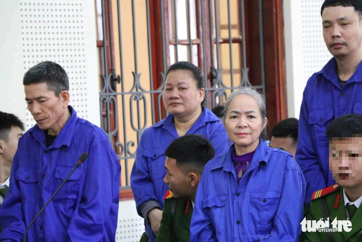 Bị cáo Trần Thị Mậu - thứ hai, từ phải sang - người cầm đầu đường dây buôn bán hơn 105kg ma túy - Ảnh: TÂM PHẠM