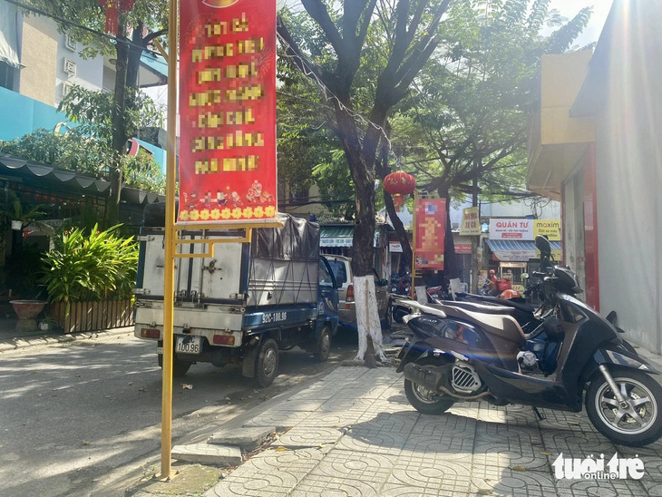 Trụ pa nô lắp khá dày trên vỉa hè một tuyến đường trung tâm ở Đà Nẵng - Ảnh: TRƯỜNG TRUNG