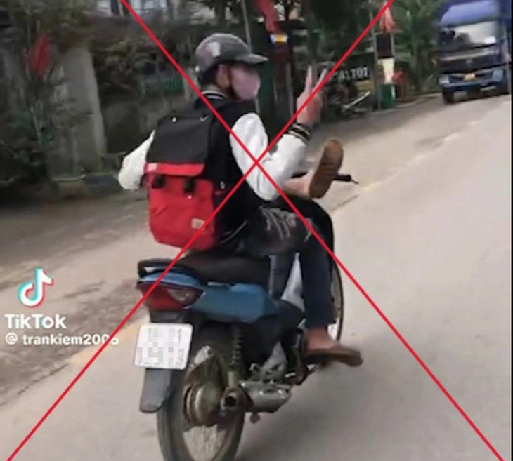 Hình ảnh ghi lại cảnh K. điều khiển xe máy bằng chân - Ảnh: Công an tỉnh Phú Thọ