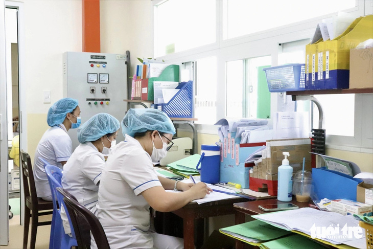 Nhân viên y tế của Bệnh viện Đa khoa khu vực Hóc Môn vừa được làm việc trong tòa nhà mới xây - Ảnh: XUÂN MAI 