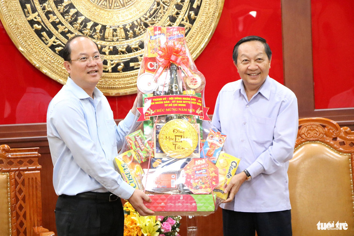 Ông Nguyễn Hồ Hải (trái) - phó bí thư thường trực Thành ủy TP.HCM, thăm và chúc Tết tại Đảng bộ tỉnh Vĩnh Long - Ảnh: CẨM NƯƠNG