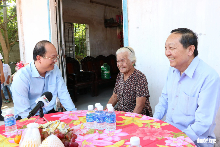 Đoàn đến thăm và tặng quà cho gia đình bà Nguyễn Thị Cúc (ngụ huyện Mang Thít) - Ảnh: CẨM NƯƠNG