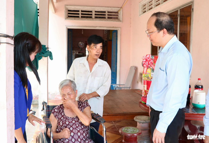 Gia đình liệt sĩ Nguyễn Thị Hồng xúc động khi được đoàn đến thăm hỏi, động viên dịp Tết đến xuân về - Ảnh: CẨM NƯƠNG