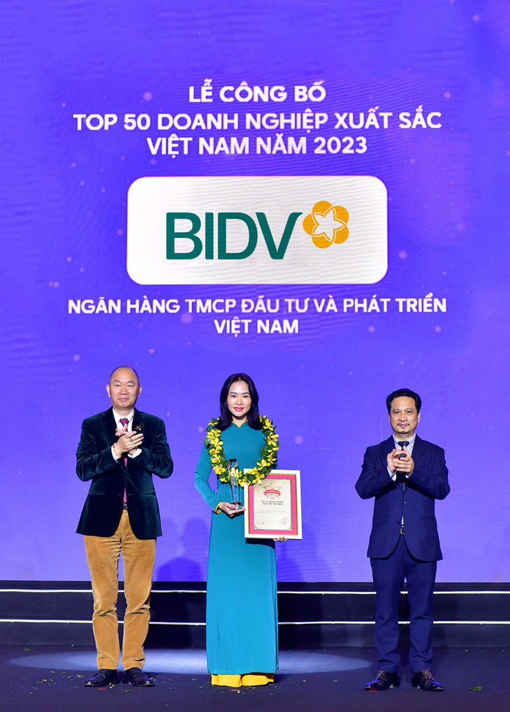 Đại diện BIDV nhận chứng nhận Top 50 doanh nghiệp xuất sắc Việt Nam năm 2023 - Ảnh: BIDV