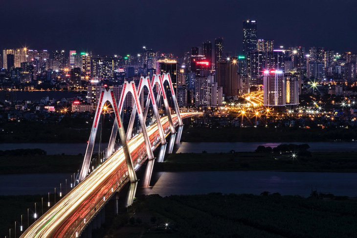Cầu Nhật Tân (Hà Nội) lên đèn vào buổi tối - Ảnh: MINH QUÂN