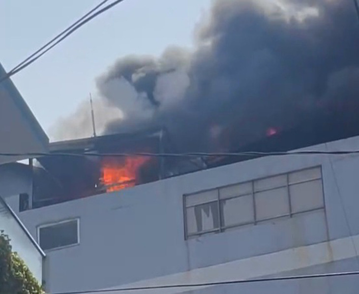 Khói lửa bốc lên từ sân thượng tòa nhà - Ảnh do người dân cung cấp