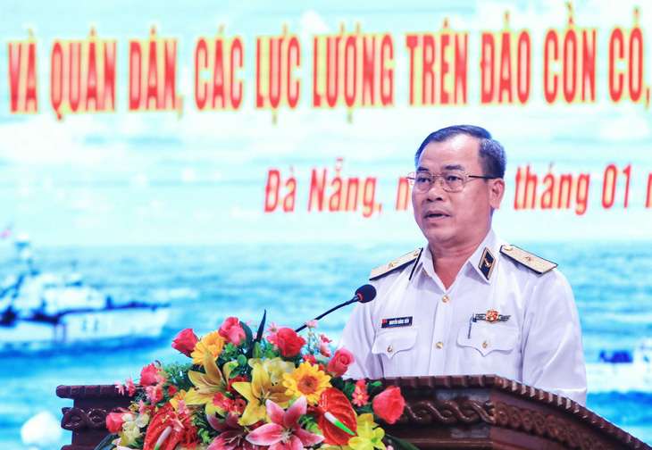 Chuẩn đô đốc Nguyễn Đăng Tiến, bí thư Đảng ủy, chính ủy Vùng 3 hải quân, chia sẻ tại buổi gặp