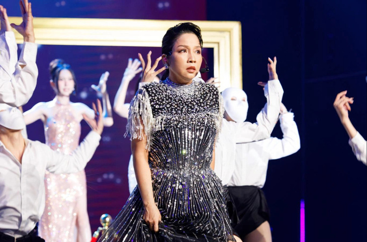 Nét mặt biểu cảm  của ca sĩ Mỹ Linh trong chương trình Chị đẹp đạp gió rẽ sóng - Ảnh: BTC