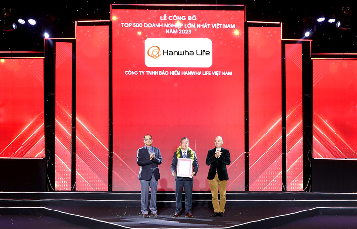 Đại diện Hanwha Life Việt Nam nhận chứng nhận từ ban tổ chức