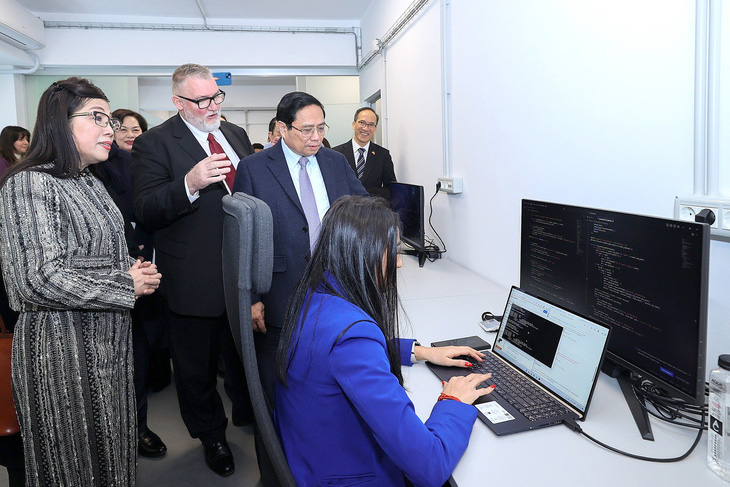 Thủ tướng Phạm Minh Chính thăm Viện Nghiên cứu và phát triển tin học quốc gia Romania sáng 21-1 giờ địa phương - Ảnh: NHẬT BẮC