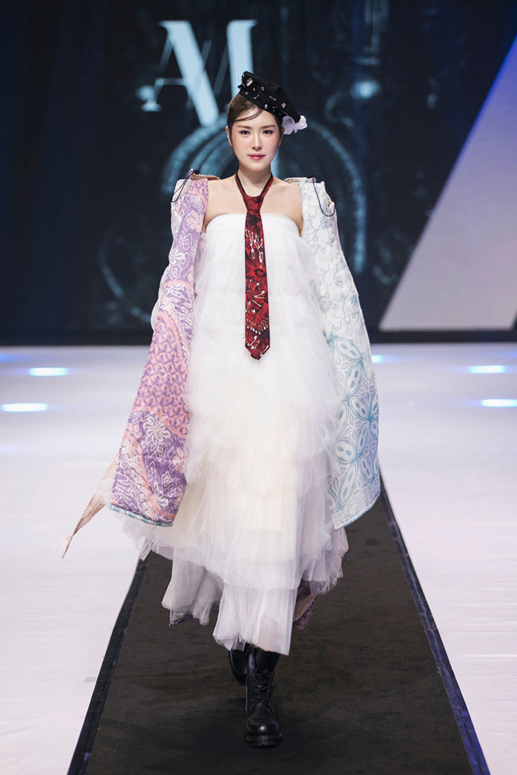 Hoa hậu Hoàn vũ Hàn Quốc 2023 diễn vedette bộ sưu tập Belia của nhà thiết kế Indonesia - Agied Derta Gafar.