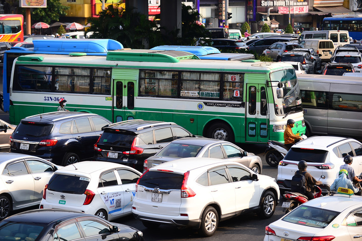 Gần Tết, lại nói chuyện văn hóa giao thông: Chỉ có phạt nặng mới giải quyết vấn nạn