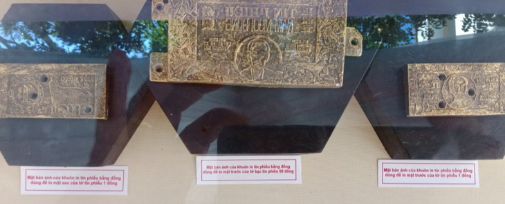 Hai khuôn in tín phiếu vừa được công nhận bảo vật quốc gia đang được lưu giữ tại Bảo tàng Tổng hợp Quảng Ngãi - Ảnh: NGUYỄN MINH