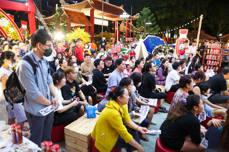 Hàng chục ngàn lượt khách đến với Lễ hội Tết Việt, cho thấy sự hấp dẫn của các hoạt động đón Tết cổ truyền - Ảnh: PHƯƠNG QUYÊN