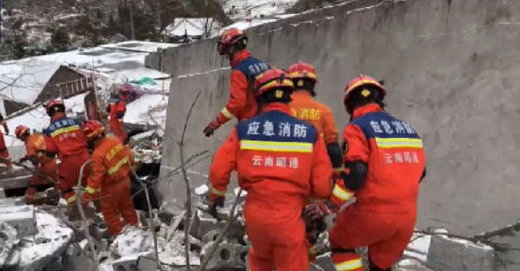 Lực lượng cứu hộ tại hiện trường vụ lở đất ở tỉnh Vân Nam, Trung Quốc sáng 22-1 - Ảnh: CCTV