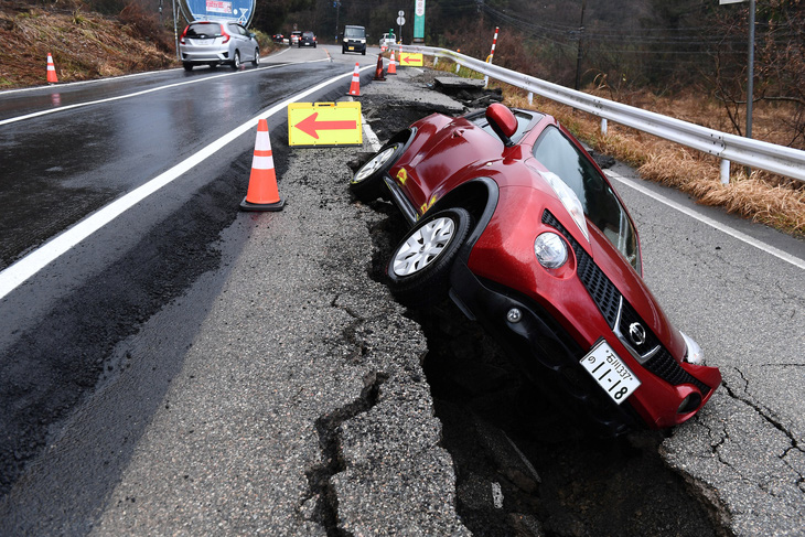 Trận động đất ngày 1-1 tại khu vực miền trung Nhật Bản gây ra nhiều vết nứt trên mặt đất, thậm chí khiến đất đá nhiều khu vực bị nâng cao - Ảnh: AFP