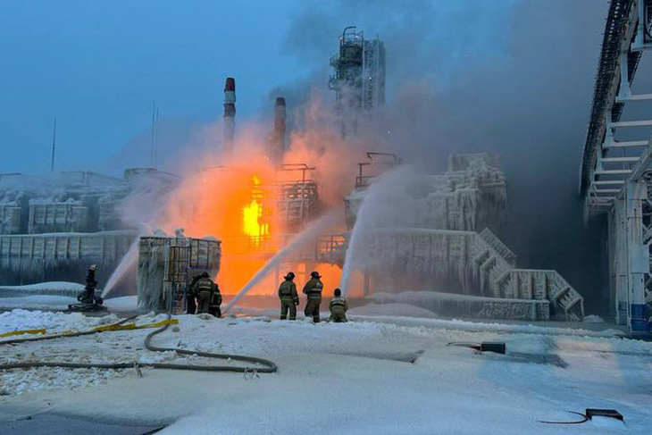 Lực lượng cứu hỏa Nga xử lý đám cháy tại trạm khí tự nhiên ở cảng Ust-Luga sau khi bị Ukraine tấn công ngày 21-1 - Ảnh: AFP