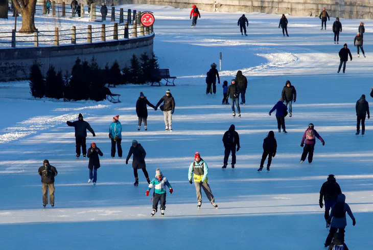 Canada mở cửa trở lại sân băng tự nhiên lớn nhất thế giới- Ảnh 1.