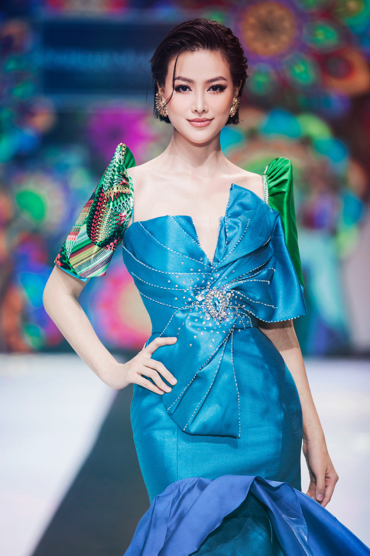 Hoa hậu Trái đất 2018 Phương Khánh xuất hiện với vai trò vedette, được nhiều khán giả tán thưởng. Cô được khen gương mặt đẹp không tì vết, thu hút mọi ánh nhìn.