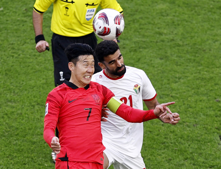 Son Heung Min (áo đỏ) chưa có được phong độ tốt trong màu áo đội tuyển Hàn Quốc tại Asian Cup 2023 - Ảnh: Reuters