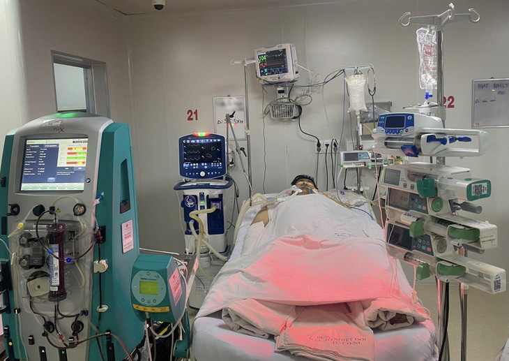 Bệnh nhân nam 21 tuổi từng bị mắc sốt xuất huyết Dengue nặng thể não, sốc, tổn thương gan nặng, tán huyết cấp - Ảnh: Bệnh viện cung cấp 