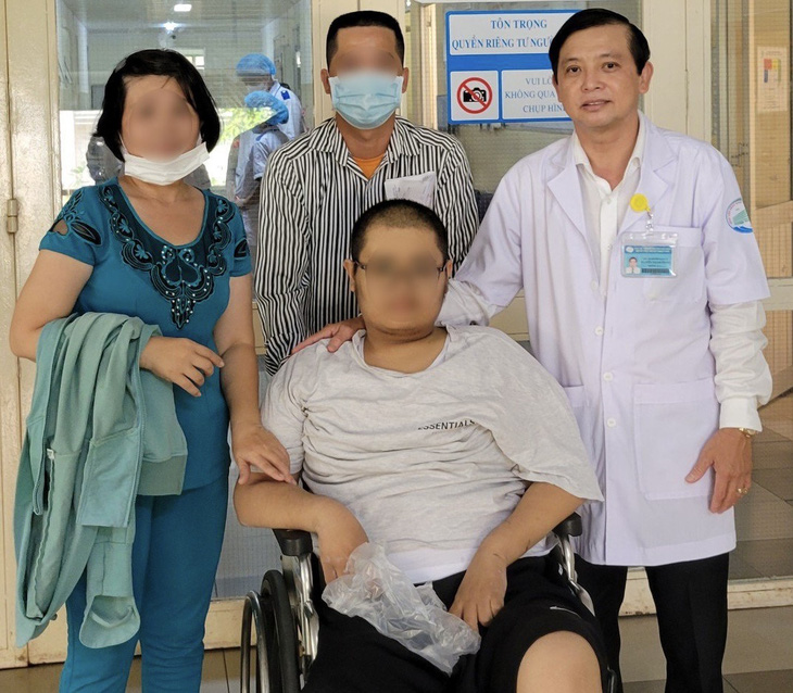 Bệnh nhân đã hồi phục, xuất viện về nhà sau 32 ngày điều trị tích cực  - Ảnh: Bệnh viện cung cấp