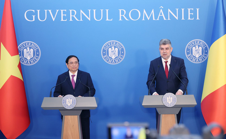 Thủ tướng Phạm Minh Chính và Thủ tướng Romania Ion-Marcel Ciolacu phát biểu tại cuộc gặp báo chí sau hội đàm ngày 22-1 - Ảnh: NHẬT BẮC
