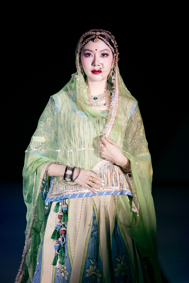 Á hậu Thúy Vân là vedette bộ sưu tập của nhà thiết kế Krupali. Đây là lần đầu á hậu diện trang phục truyền thống của đất nước tỉ dân, khiến khán giả trầm trồ.
