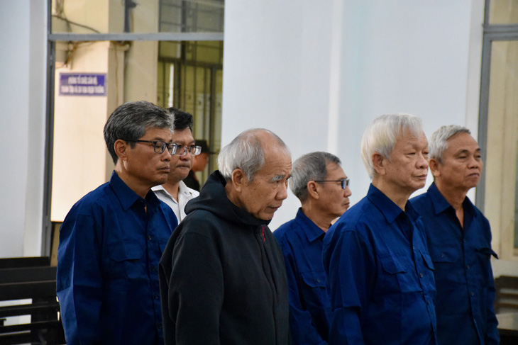 Các lãnh đạo tỉnh Khánh Hòa trong phiên xét xử sáng 23-1 - Ảnh: MINH CHIẾN