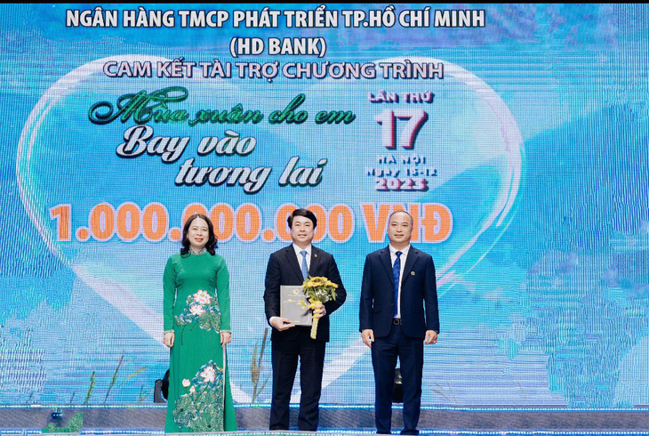 Tại Hà Nội, trước sự chứng kiến của Phó Chủ tịch nước Võ Thị Ánh Xuân, HDBank đã đồng hành cùng chương trình “Mùa xuân cho em”, trao quà và kinh phí hơn 01 tỷ đồng cho “Quỹ vì trẻ em Việt Nam” - Ảnh: HDB