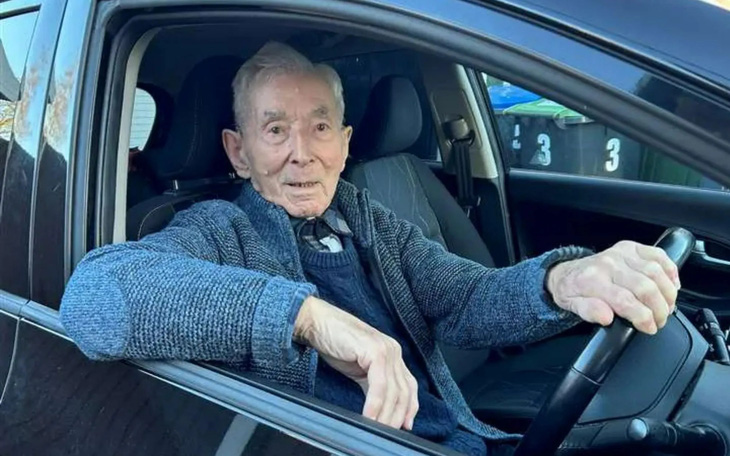 Cụ ông 100 tuổi vẫn lái xe hằng ngày, kinh nghiệm 87 năm cầm vô lăng