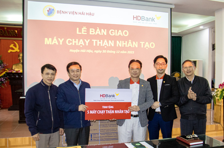 HDBank trao tặng 5 máy chạy thận với tổng trị giá gần 1,2 tỉ đồng cho Bệnh viện Đa khoa huyện Hải Hậu, Nam Định - Ảnh: HDB