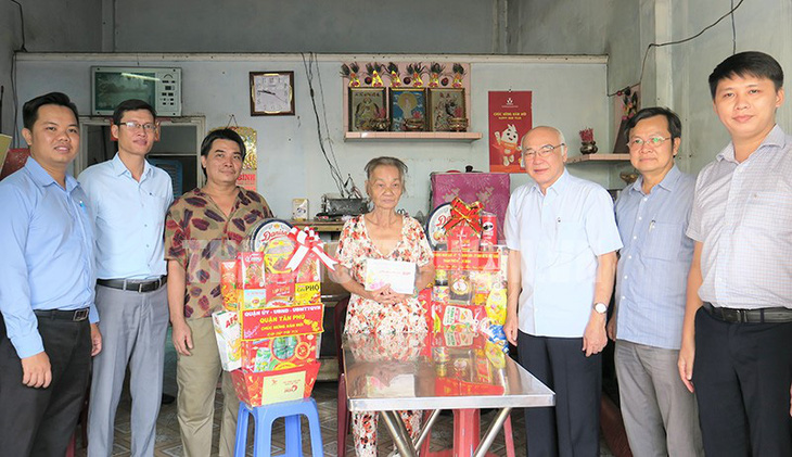 Trưởng Ban Tuyên giáo Thành ủy TP.HCM thăm tặng quà hộ gia đình bà Trịnh Thị Khen - Ảnh: THÀNH ỦY TP.HCM