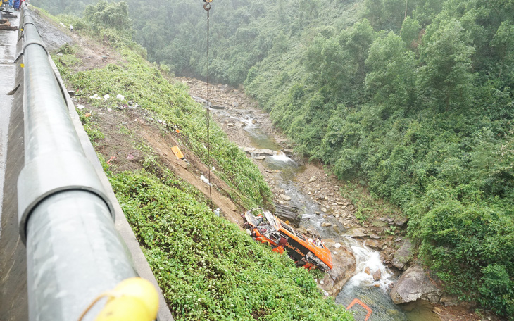 Xe khách lao xuống vực trên cao tốc La Sơn - Túy Loan: Trời mưa, sương mù, lái xe buồn ngủ