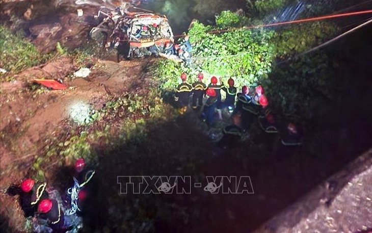 Xe khách lao xuống vực cao tốc La Sơn - Túy Loan: 3 người chết, nhiều người bị thương