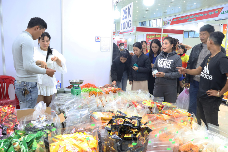 Người dân mua sắm các mặt hàng bánh kẹo, mứt Tết ở hội chợ xuân - Ảnh: LÊ TRUNG