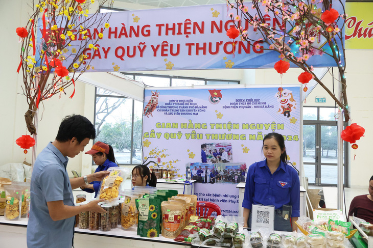 Gian hàng thiện nguyện gây quỹ từ thiện trao quà cho các bệnh nhi ung thư - Ảnh: LÊ TRUNG