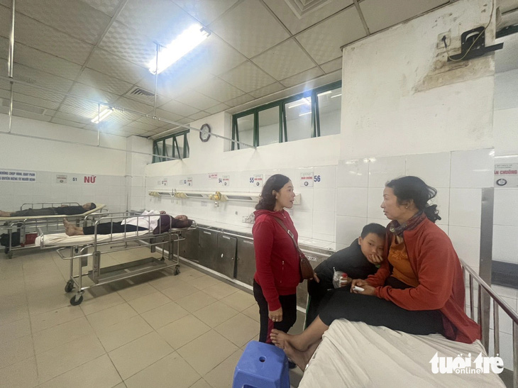Một số bệnh nhân chỉ bị chấn thương nhẹ, được nghỉ ngơi tại Bệnh viện Đà Nẵng - Ảnh: Đ.N.