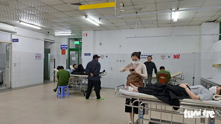 Các nạn nhân vụ lật xe đang được điều trị tại Bệnh viện Đà Nẵng - Ảnh: Đ.N.