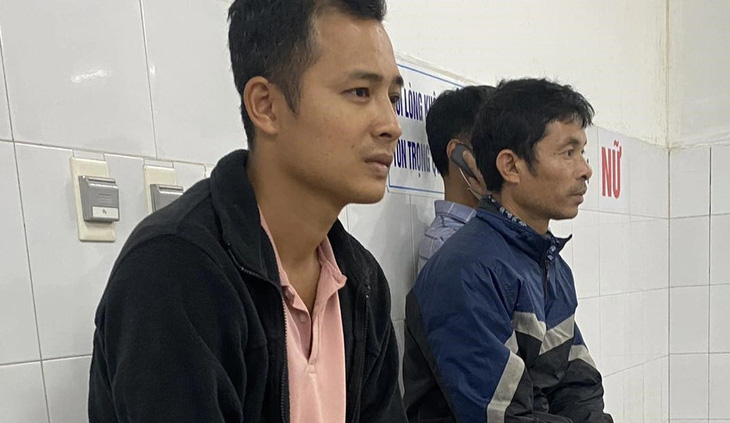 Anh Nguyễn Văn Sĩ (trái)  nạn nhân cuối cùng được tìm thấy - cho biết không bị thương nặng nên anh nhường xe cứu thương cho mọi người và mình trú vào đường hầm gần đó vì quá lạnh. Ảnh: ĐN