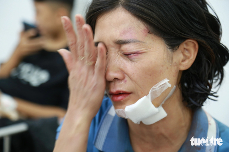 Bà Vũ Thị Yến đau xót khi nghe tin bố mất trong vụ tai nạn - Ảnh: ĐOÀN NHẠN
