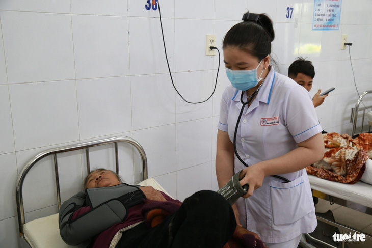 Bà Hồ Thị Xuân (67 tuổi, quê Nghệ An) nhập viện trong tình trạng đa chấn thương. Hiện bà đang được tích cực điều trị tại Bệnh viện Đà Nẵng - Ảnh: ĐOÀN NHẠN