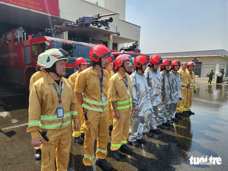 Các đội viên của đội khẩn nguy sẵn sàng ứng trực tình huống khẩn cấp - Ảnh: MINH HÒA