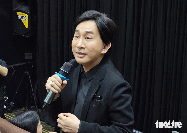 Nghệ sĩ Kim Tử Long chia sẻ tại buổi giới thiệu phim điện ảnh Sáng đèn - Ảnh: MI LY