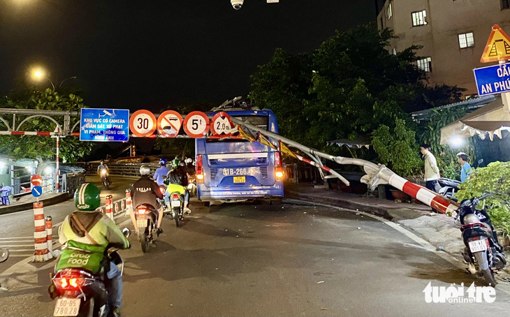 Hiện trường vụ xe buýt tông sập khung giới hạn cầu An Phú Đông tối 22-1 - Ảnh: TIẾN QUỐC 
